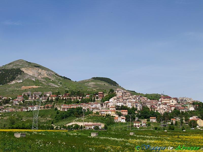 01-P6015759+.jpg - 01-P6015759+.jpg - Panorama del borgo, con il Monte Calvario (1.743 m.) alle spalle.