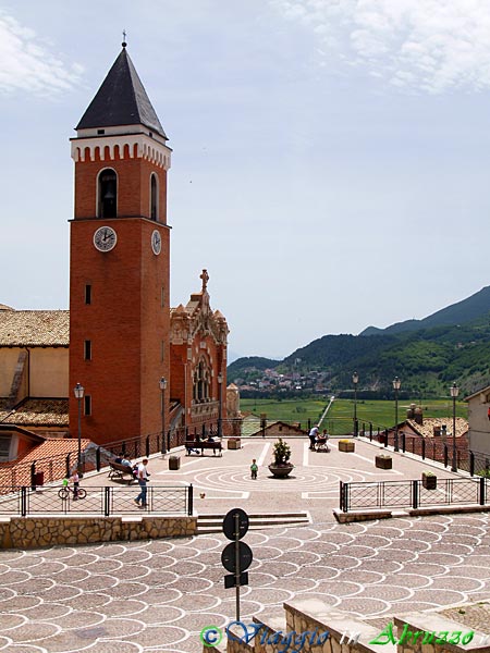 16-P6015702+.jpg - 16-P6015702+.jpg - La chiesa di S. Nicola di Bari. Sullo sfondo si intravede la vicinissima Roccaraso.