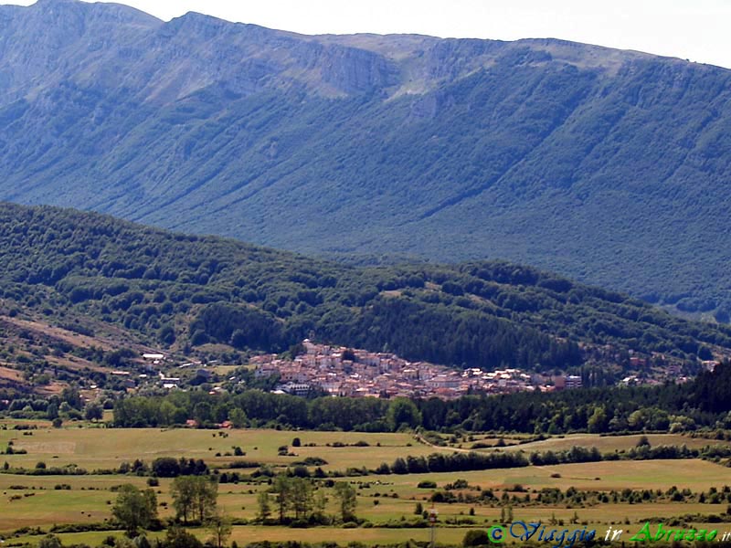 03-P8107057+.jpg - 03-P8107057+.jpg - Panorama del borgo. Alle spalle i monti del massiccio del Sirente (2.349 m.).