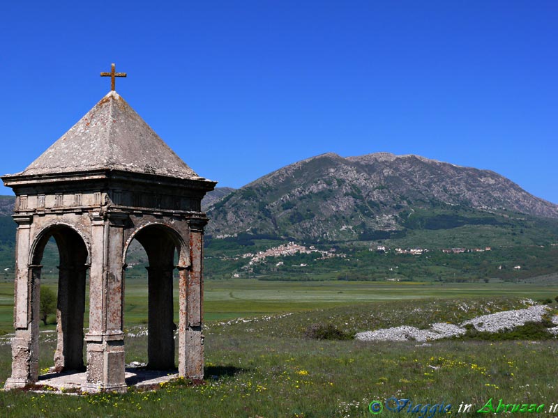 14-P1040096+.jpg - 14-P1040096+.jpg - Una suggestiva piccola cappella sull'altopiano delle Rocche. Sullo sfondo è visibile il vicino borgo di Rocca di Cambio, il comune più alto dell'Appennino.