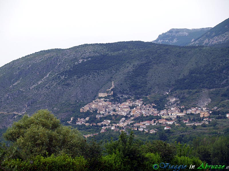 01-P6015904+.jpg - 01-P6015904+.jpg - Panorama del borgo, situato ai piedi del versante occidentale del Morrone (2.061 m.).