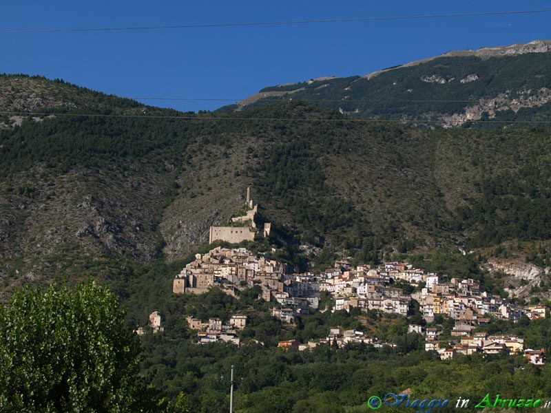 02-P7256970+.jpg - 02-P7256970+.jpg - Panorama del borgo, dominato dal castello-recinto di difesa di origine medievale.
