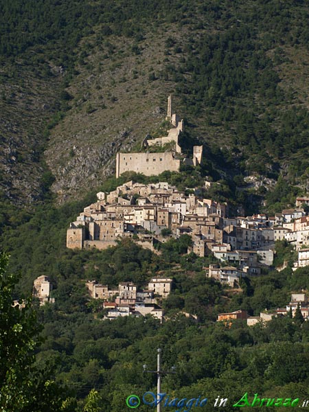 03-P7256982+.jpg - 03-P7256982+.jpg - Panorama del borgo, dominato dal castello-recinto di difesa di origine medievale.
