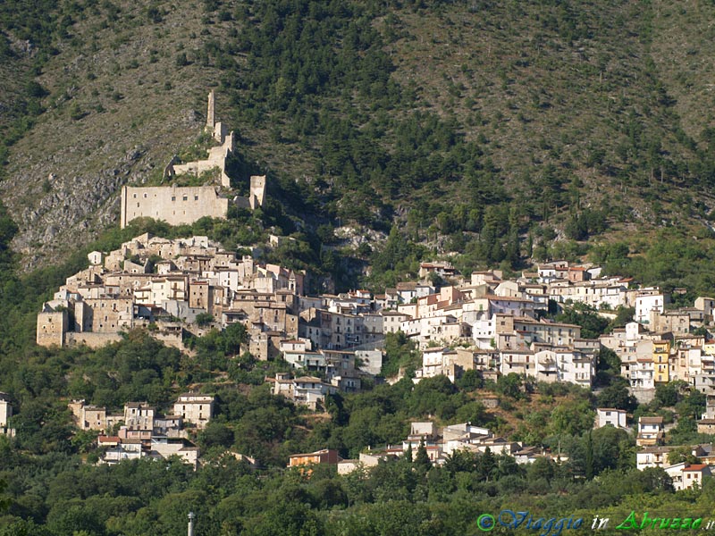 04-P7256981+.jpg - 04-P7256981+.jpg - Panorama del borgo, situato ai piedi del versante occidentale del monte Morrone (2.061 m.).