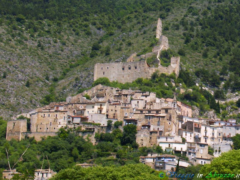 07-P6106852+.jpg - 07-P6106852+.jpg - Panorama del borgo, dominato dal castello-recinto di difesa di origine medievale.