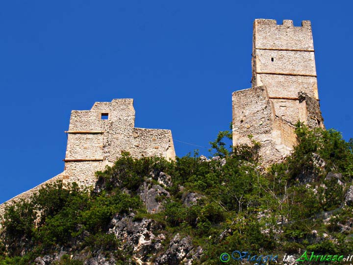 12-P6106790+.jpg - 12-P6106790+.jpg - I ruderi del castello-recinto medievale.