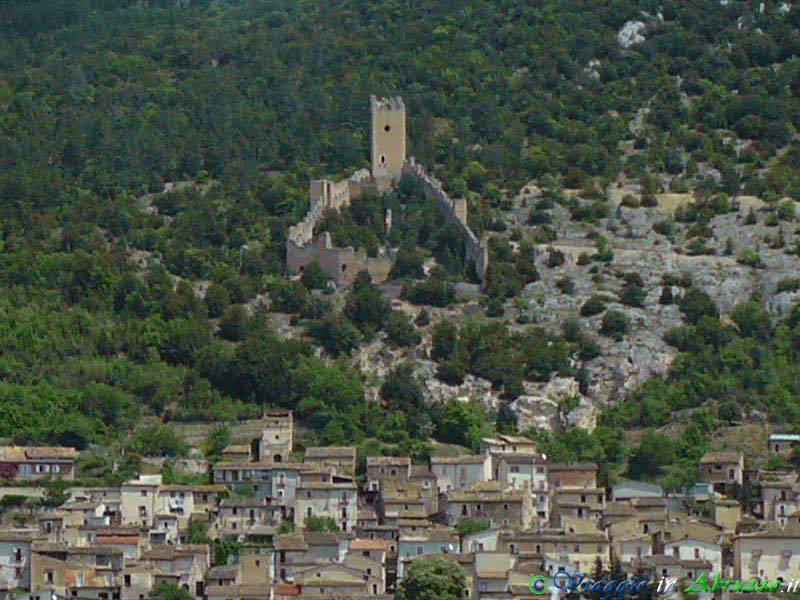 03-P1040007+.jpg - 03-P1040007+.jpg - Panorama del borgo, dominato dal castello-recinto di difesa medievale.