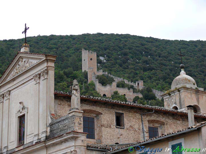 10-P1050311+.jpg - 10-P1050311+.jpg - La chiesa parrocchiale di S. Pietro Celestino. In alto il recinto medievale fortificato (XII sec.).