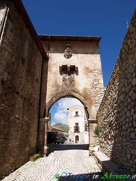 08-P6205986+.jpg - 08-P6205986+.jpg - La "Porta Medicea", sormontata dallo stemma della celebre famiglia fiorentina 'dé Medici', che fu feudataria del borgo nel '500.