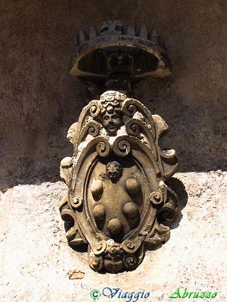 18-P6206008+.jpg - 18-P6206008+.jpg - L'emblema Mediceo apposto sulla porta di accesso al borgo, chiamata appunto "Porta Medicea".