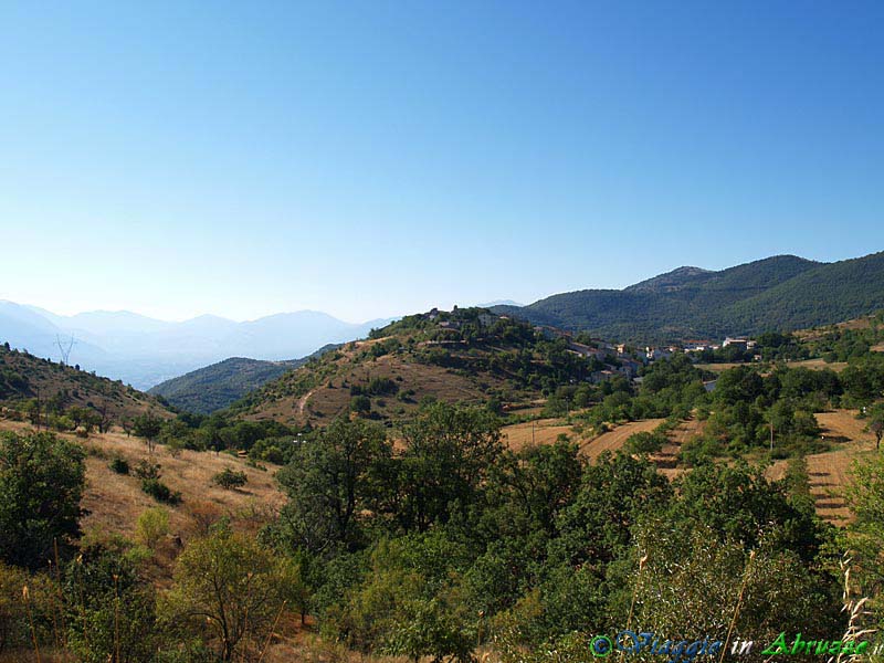 01-P8197280+.jpg - 01-P8197280+.jpg - Panorama del borgo e del territorio circostante.