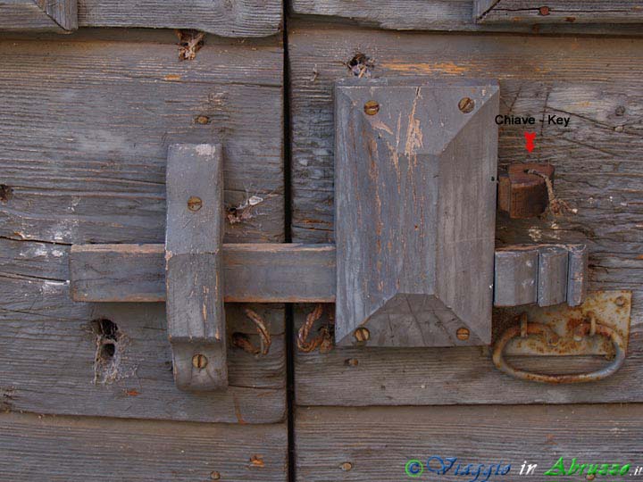 22-P8197376+.jpg - 22-P8197376+.jpg - Le originali e antiche serrature in legno ancora visibili in diverse case del centro storico.
