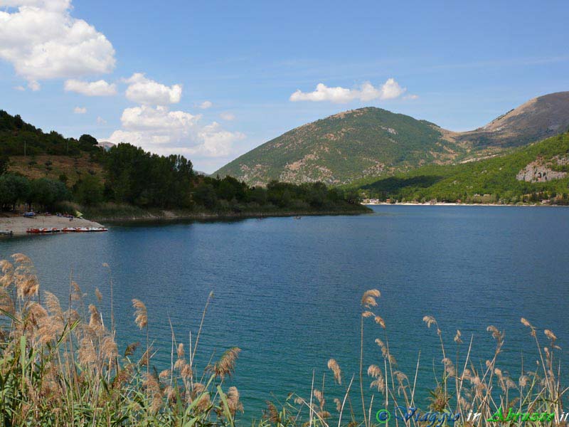 11-P1060847+.jpg - 11-P1060847+.jpg - Il lago naturale di Scanno  (nell'Agosto 2007, quando è stata scattata questa foto, le acque del lago si erano sensibilmente ritirate a causa della grave siccità del 2006/2007)..