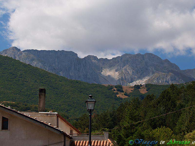 15-P8059336+.jpg - 15-P8059336+.jpg - Il monte Sirente (2.349 m.) visto da Secinaro.
