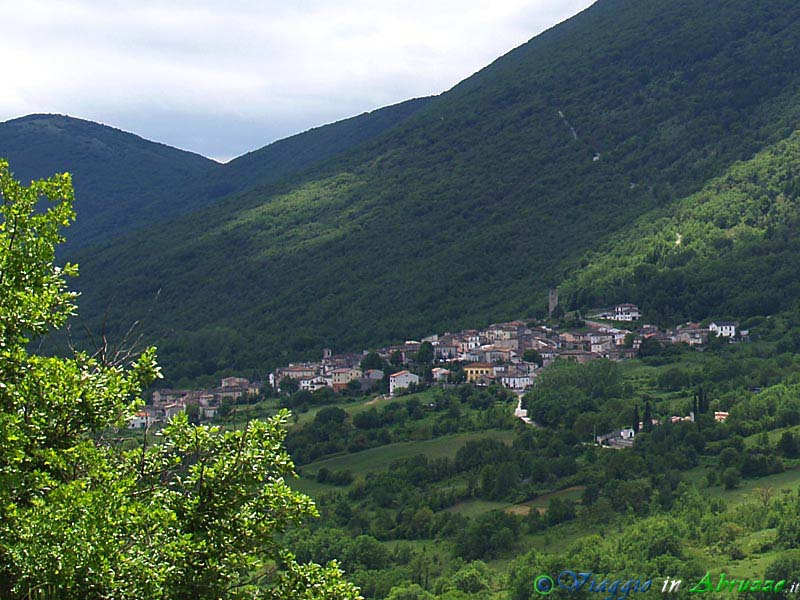01-P5305397+.jpg - 01-P5305397+.jpg - Panorama del borgo e dei monti circostanti.