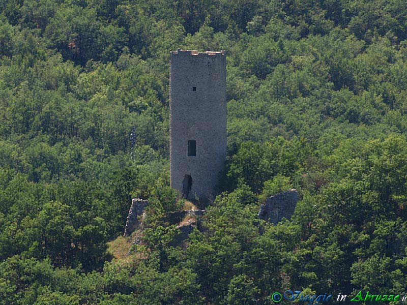 14-P6206135+.jpg - 14-P6206135+.jpg - La torre medievale cilindrica nella frazione di Goriano Valli.