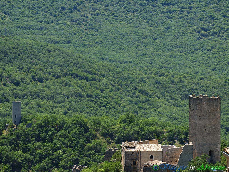 15-P6206137+.jpg - 15-P6206137+.jpg - La torre medievale pentagonale di Beffi (comune di Acciano)   fronteggia la torre medievale cilindrica di Goriano Valli, frazione di Tione degli Abruzzi, posta sulla sponda opposta del fiume Aterno.
