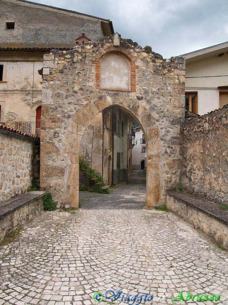 17-P5305412+.jpg - 17-P5305412+.jpg - Una delle due porte di accesso al borgo medievale fortificato   di S. Maria del Ponte (XIV sec.), frazione di Tione degli A.