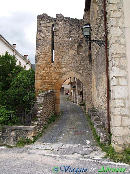 19-P5305437+.jpg - 19-P5305437+.jpg - La seconda porta di accesso al borgo medievale fortificato di  S. Maria del Ponte (XIV sec.), stupenda frazione di Tione degli Abruzzi.