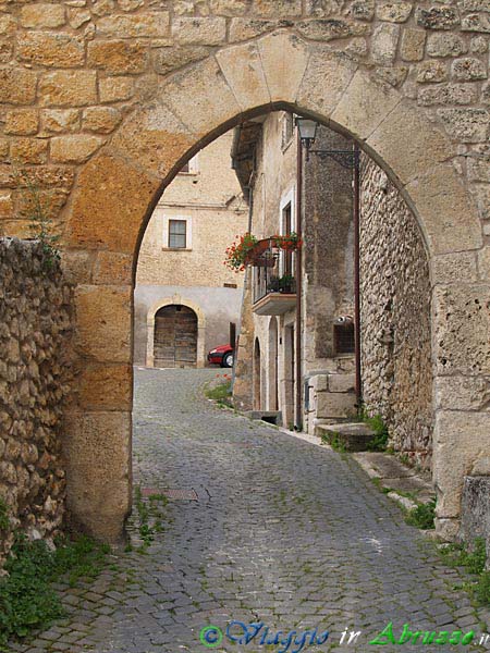 22-P5305441+.jpg - 22-P5305441+.jpg - La porta di accesso del borgo medievale fortificato di S. Maria del Ponte (XIV sec.), frazione di Tione degli A.