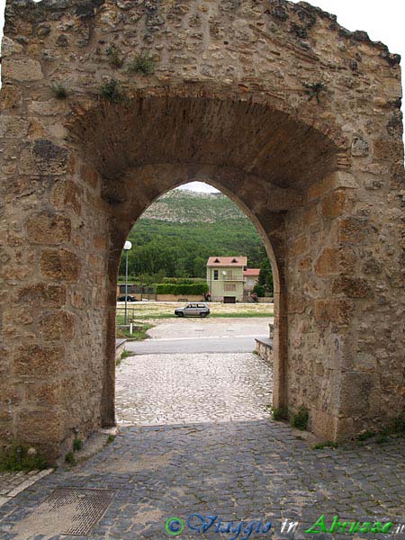 25-P5305414+.jpg - 25-P5305414+.jpg - L'antica porta di accesso del borgo medievale fortificato di S. Maria del Ponte (XIV sec.), frazione di Tione degli A.