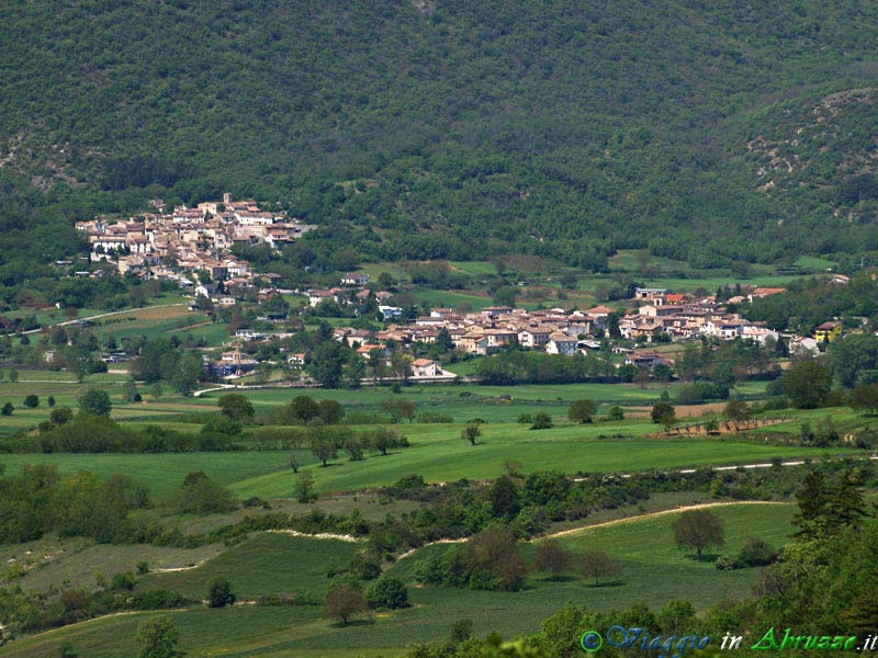 03-P5114484+.jpg - 03-P5114484+.jpg - Villa Sant'Angelo e la frazione Tussillo, ai piedi del Monte Ocre (2.204 m.).