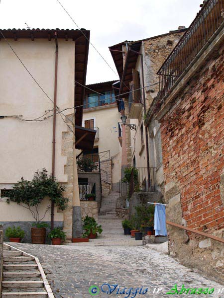 16-P5044300+.jpg - 16-P5044300+.jpg - L'antico borgo medievale fortificato di Tussillo, frazione di Villa S. Angelo.