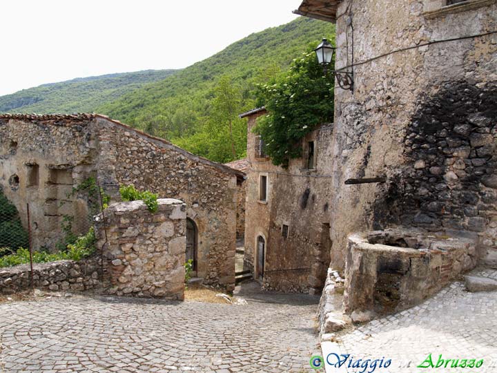 18-P5114624+.jpg - 18-P5114624+.jpg - L'antico borgo medievale fortificato di Tussillo, frazione di Villa S. Angelo.