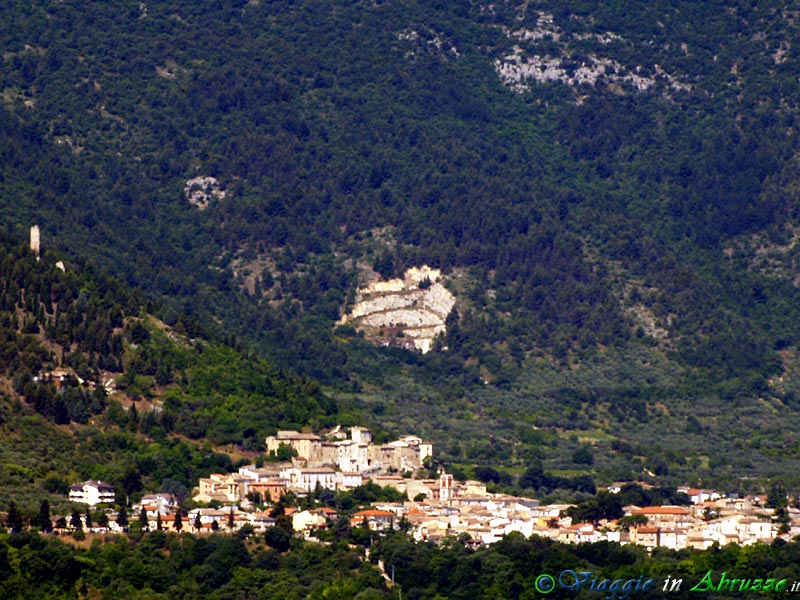 01-P6106706+.jpg - 01-P6106706+.jpg - Panorama del borgo, dominato dai resti dell'antico castello medievale.