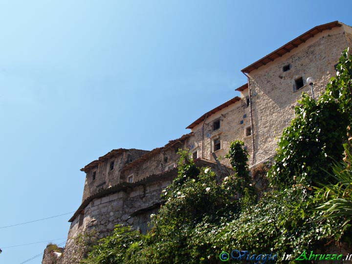 03-P5206300+.jpg - 03-P5206300+.jpg - Le possenti case-mura in pietra di origine medievale, situate sulla sommità del paese.