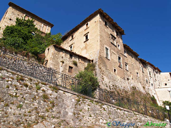 07-P5206236+.jpg - 07-P5206236+.jpg - Le possenti case-mura medievali in pietra, situate sulla sommità del paese.