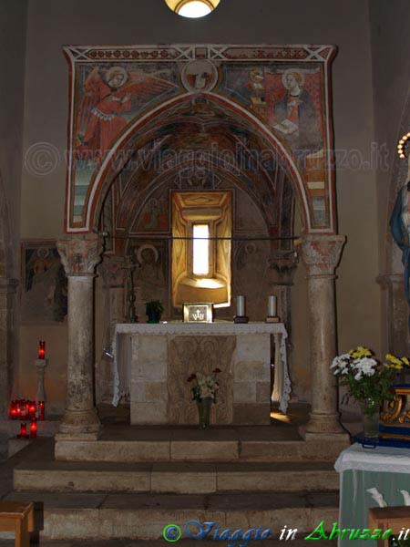 09-P5206249+.jpg - 08-P5206245+.jpg - Il meraviglioso tabernacolo con affreschi del XV secolo, nella chiesa di S. Michele Arcangelo (XIII sec.).