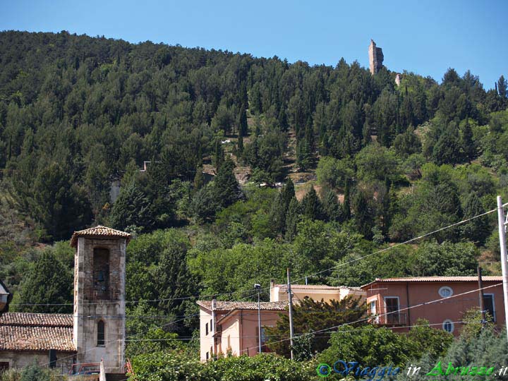 12-P5206330+.jpg - 12-P5206330+.jpg - Parziale veduta del borgo. In alto sono visibili le rovine del castello medievale.