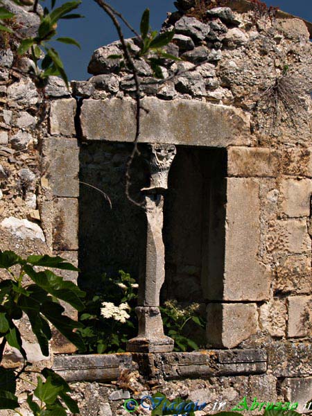 14-P5206277+.jpg - 14-P5206277+.jpg - Particolare della finestra di un'antica casa in pietra di origine medievale.