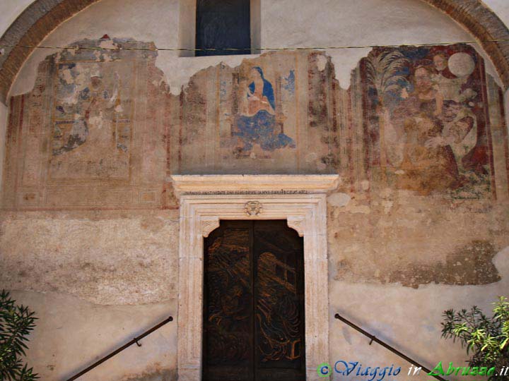 16-P5206321+.jpg - 16-P5206321+.jpg - L'affresco del XV secolo sopra la porta laterale della chiesa di S. Maria del Borgo.