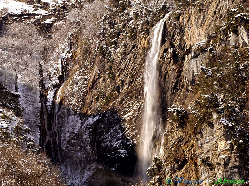 04_cascata.jpg - 04_cascata.jpg - Morino: la spettacolare cascata naturale di "Zompo lo Schioppo", la più suggestiva degli Appenini.