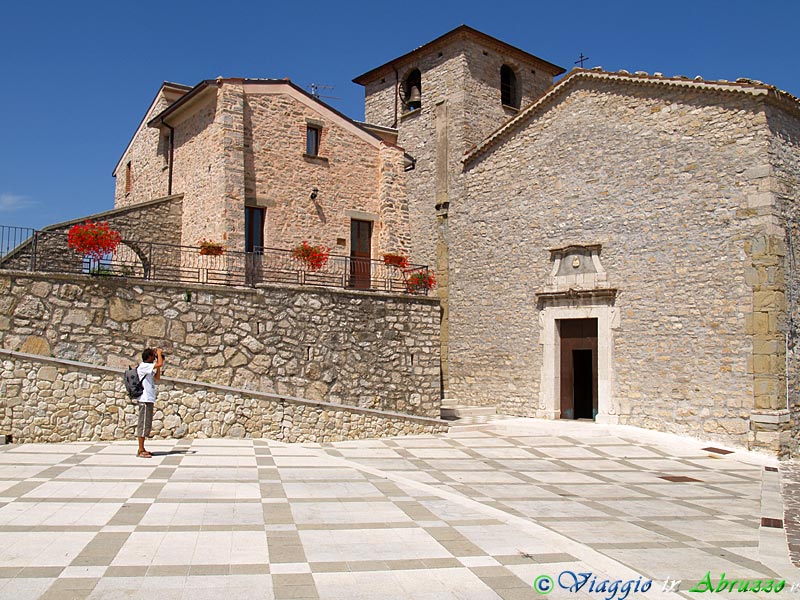 16-P1012000+.jpg - 16-P1012000+.jpg - La chiesa di S. Egidio è il monumento più importante di Borrello.