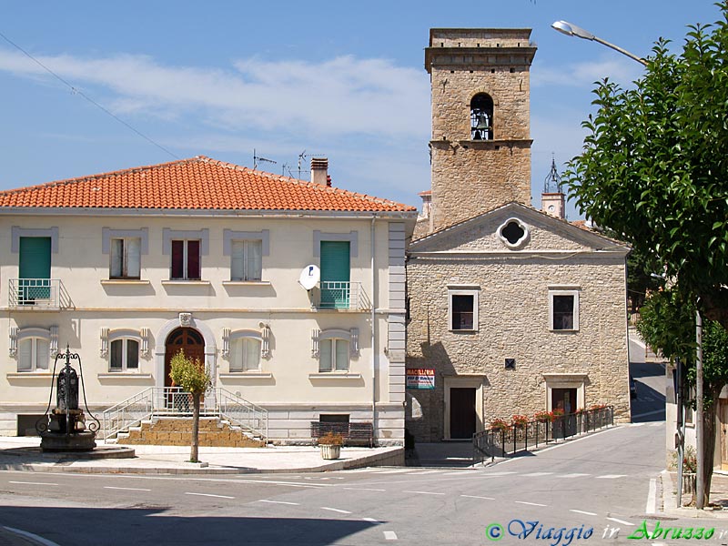 20-P1012022+.jpg - 20-P1012022+.jpg - La cinquecentesca chiesa di S. Antonio (a destra), situata all'ingresso del paese.