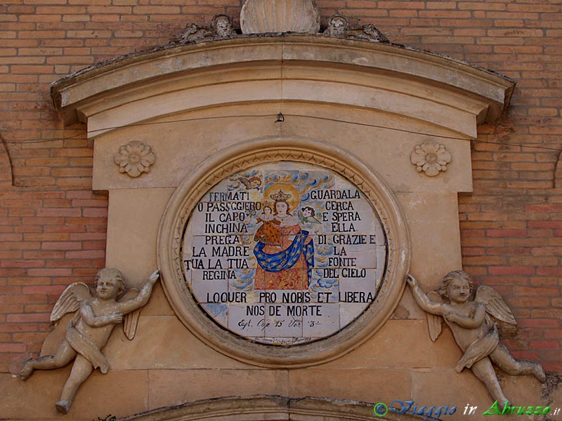 04-PA032518+.jpg - 04-PA032518+.jpg - Il pannello majolicato, opera del celebre ceramista Fedele Cappelletti, sulla facciata del Santuario della "Madonna della Libera".