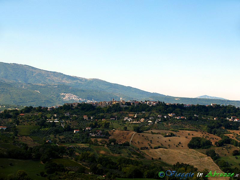 10-PA032571+.jpg - 10-PA032571+.jpg - Panorama (al centro della foto il vicino borgo di S. Martino sulla Marrucina).