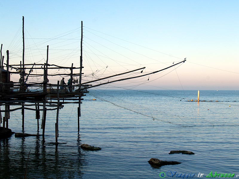 04-P4115778+.jpg - 04-P4115778+.jpg - Fossacesia Marina: ritiro delle reti da pesca da un trabocco.