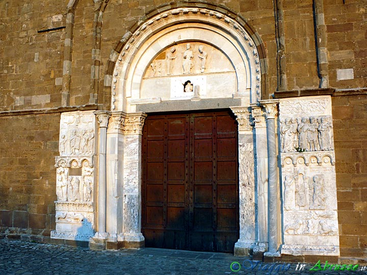 06-P1020016+.jpg - 06-P1020016+.jpg - Il famoso "Portale della Luna" dell'abbazia di San Giovanni in Venere (XI-XII sec.).