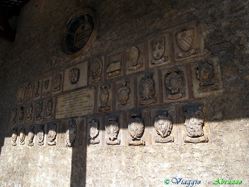 07-P9241940+.jpg - 07-P9241940+.jpg - Stemmi gentilizi nel portico della cattedrale di S. Maria Maggiore (XIV sec.).