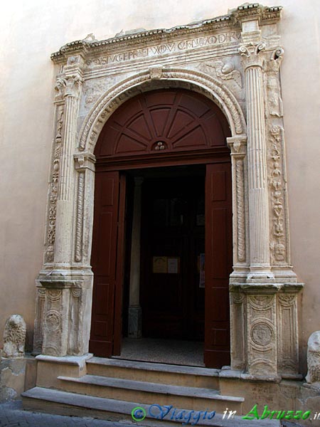 12-P9241785+.jpg - 12-P9241785+.jpg - Il magnifico portale (XVI sec.) dell'antica chiesa di S. Nicola di Bari (l'impianto originario della chiesa risale al V sec.).