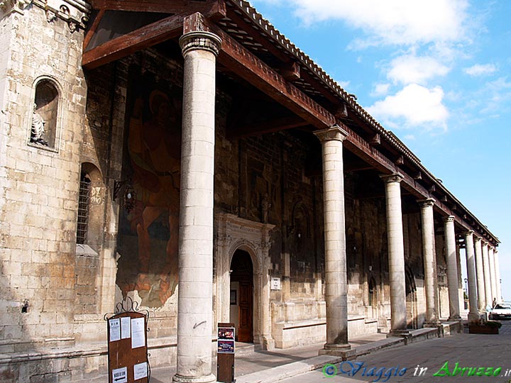 14-P9242032+.jpg - 14-P9242032+.jpg - Il portale  del 1578 e il gigantesco affresco rinascimentale di "San Cristoforo" (Andrea De Litio,1473), situati nel portico sinistro della cattedrale di S. Maria Maggiore (XIV sec.).