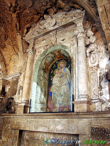 20-P9241944+.jpg - 20-P9241944+.jpg - L'affresco della "Madonna del latte", nel portico destro della cattedrale S. Maria Maggiore.