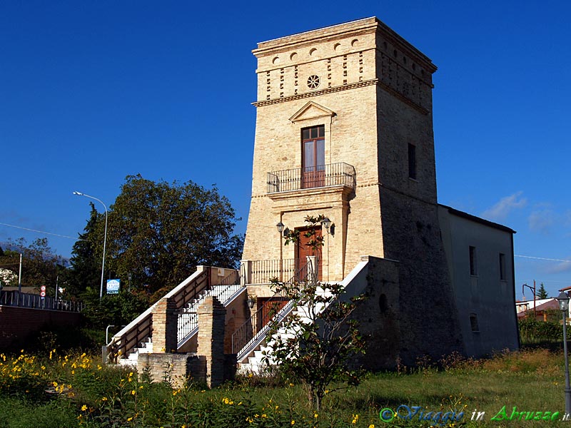 05-PA102783+.jpg - 05-PA102783+.jpg - La torre tratturale "Di Bene" (XVII sec.), situata lungo l'antico tratturo Centurelle-Foggia.