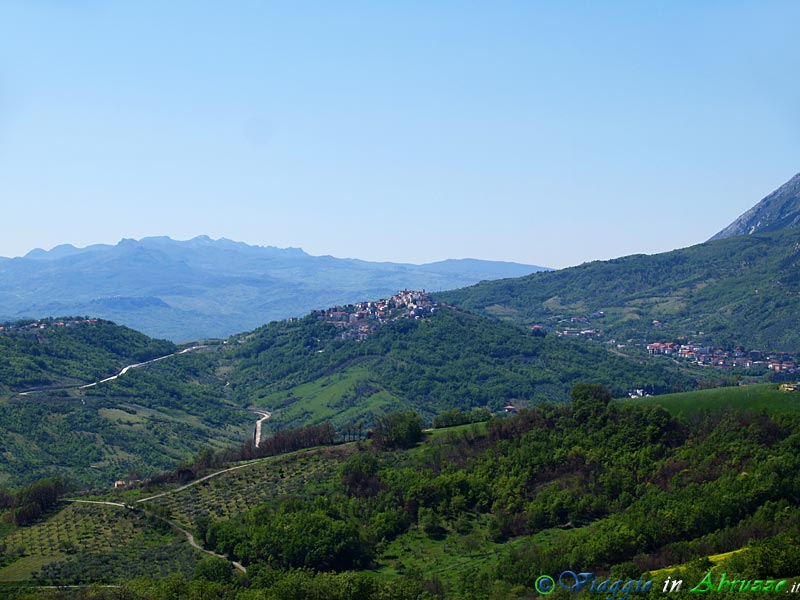 16-P4253559+.jpg - 16-P4253559+.jpg - Panorama dal borgo. Al centro della foto la vicina località di Civitella Messer Raimondo.