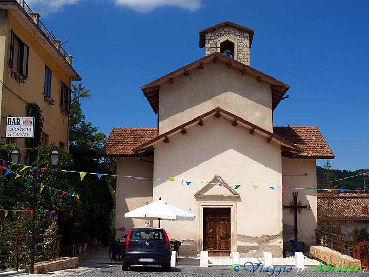 03-P8229347+.jpg - 03-P8229347+.jpg - La piccola chiesa della Madonna della Libera, all'ingresso del paese.