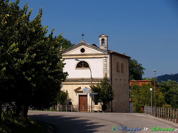 07-P8229503+.jpg - 07-P8229503+.jpg - Una piccola chiesa all'uscita del borgo.